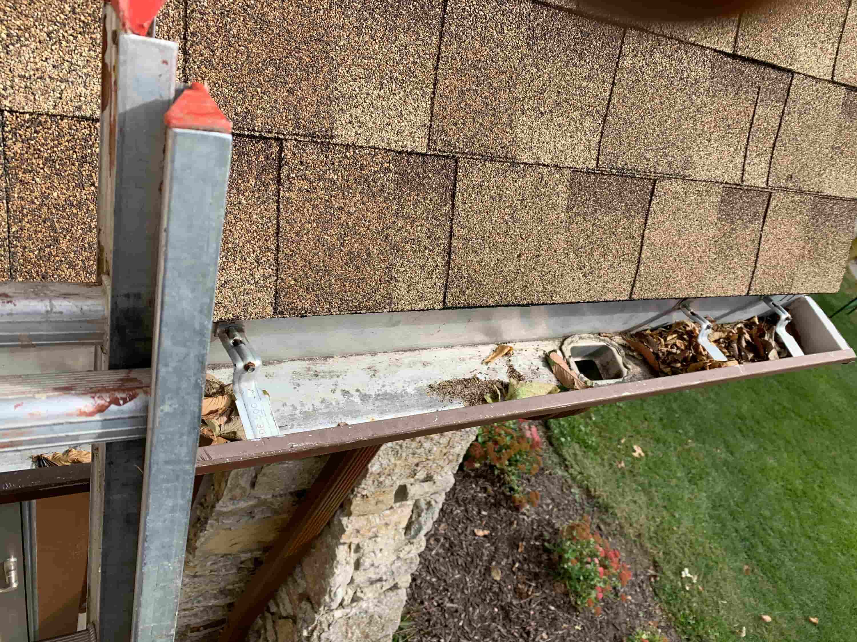 how to power wash gutters