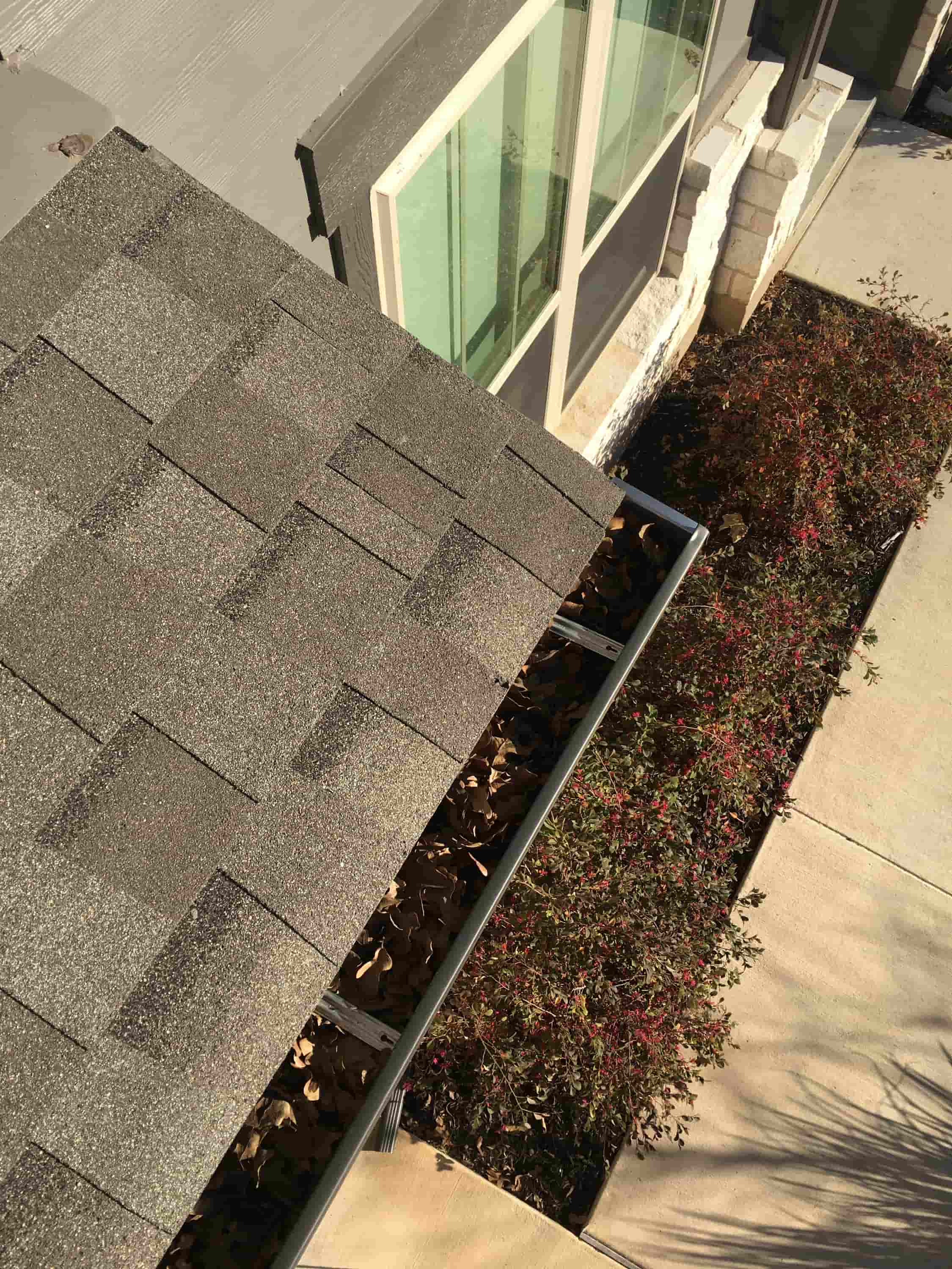 how to clean gutters with ladder