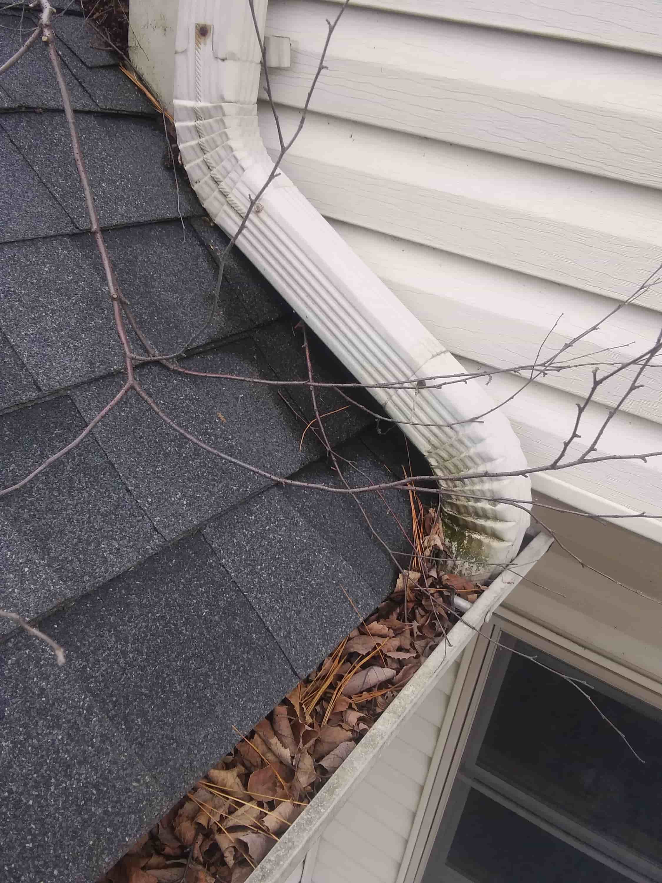 placing ladder against gutter