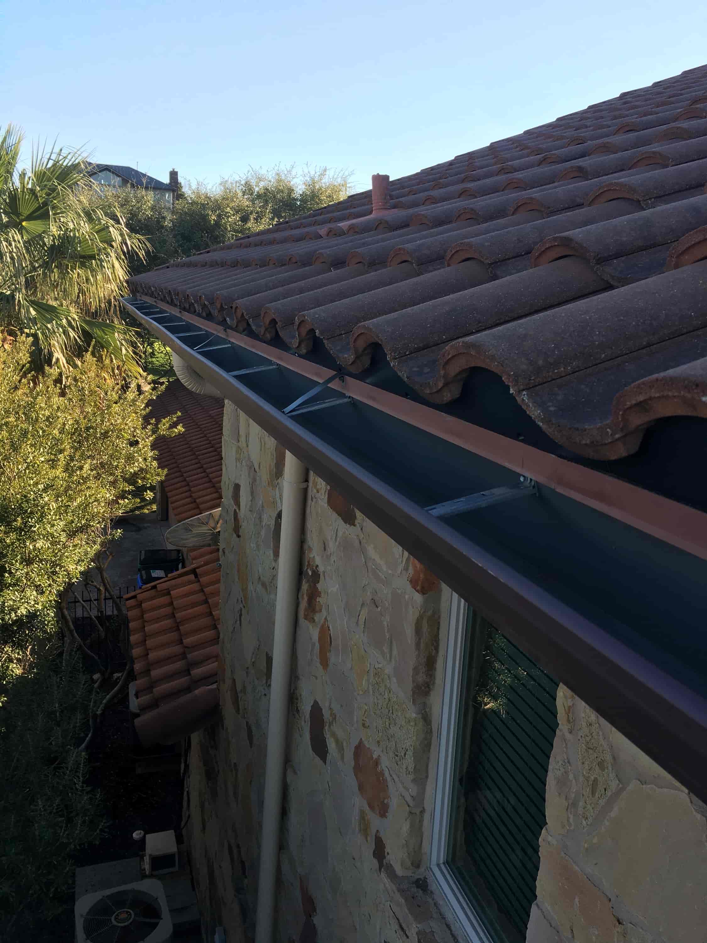how to clean gutters with ladder