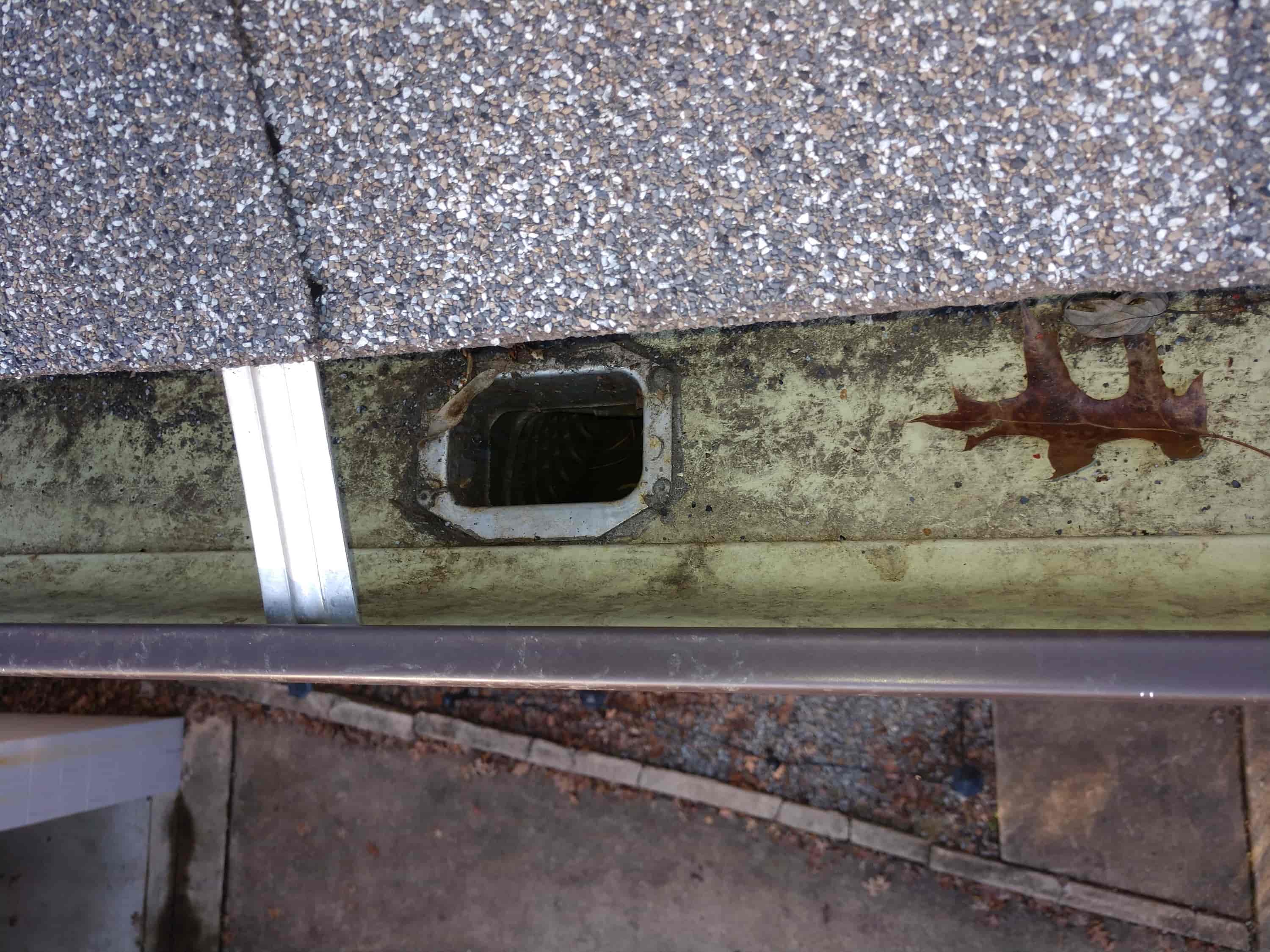 leaf blower clean gutters