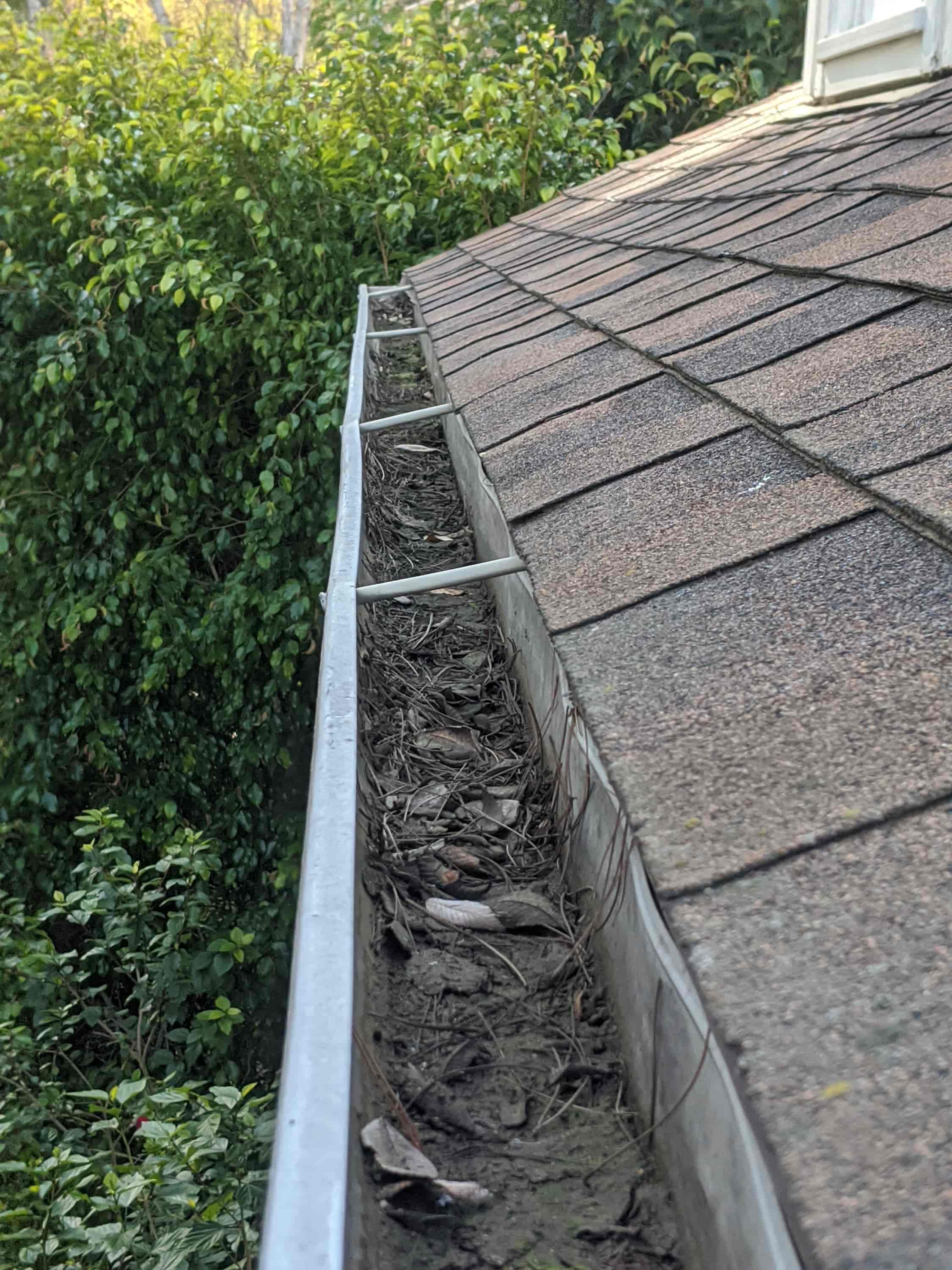 clean eavestroughs