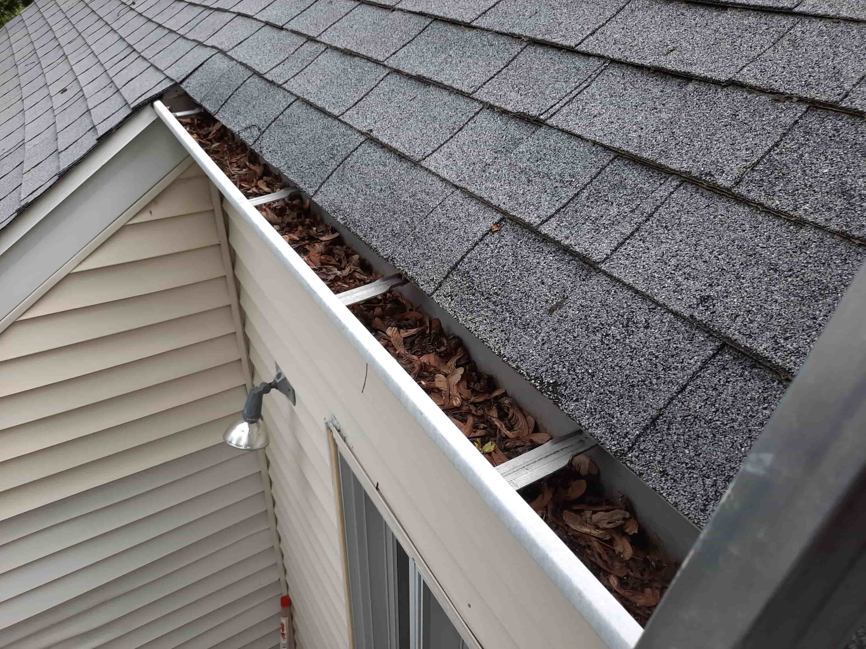 how to clean gutters with ladder