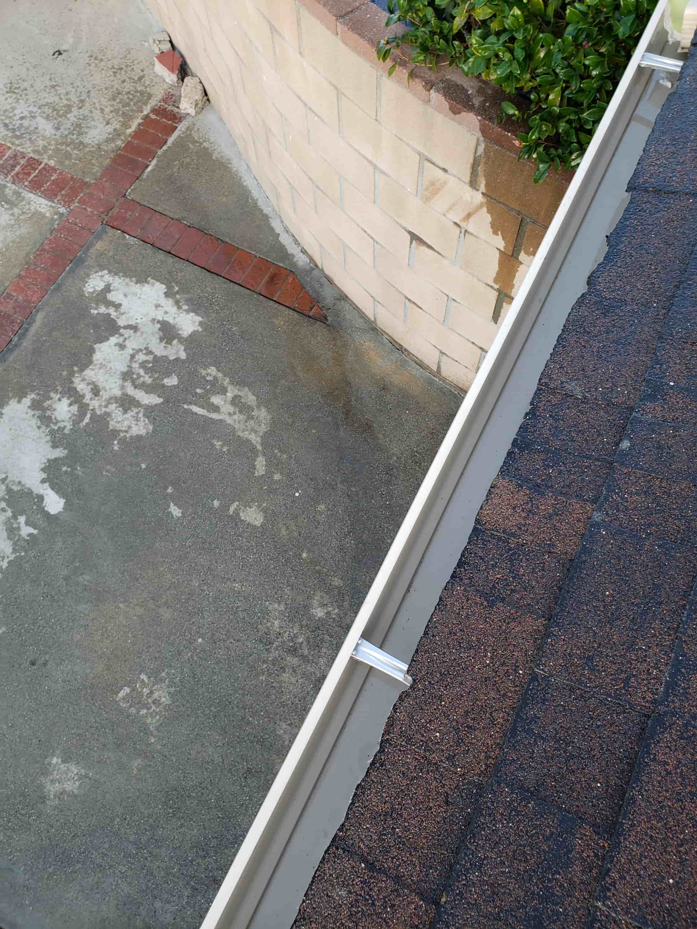 how much to clean eavestroughs