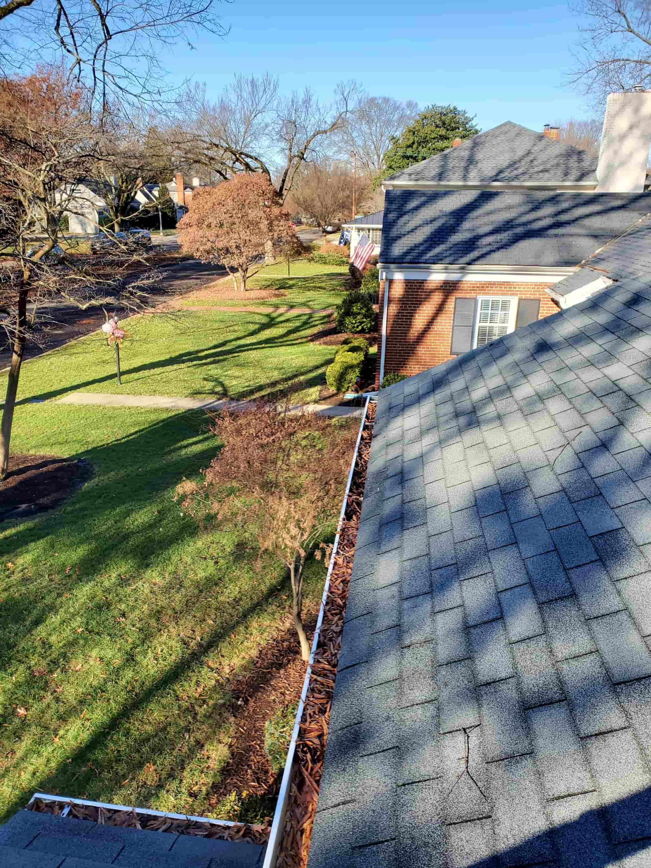 placing ladder against gutter