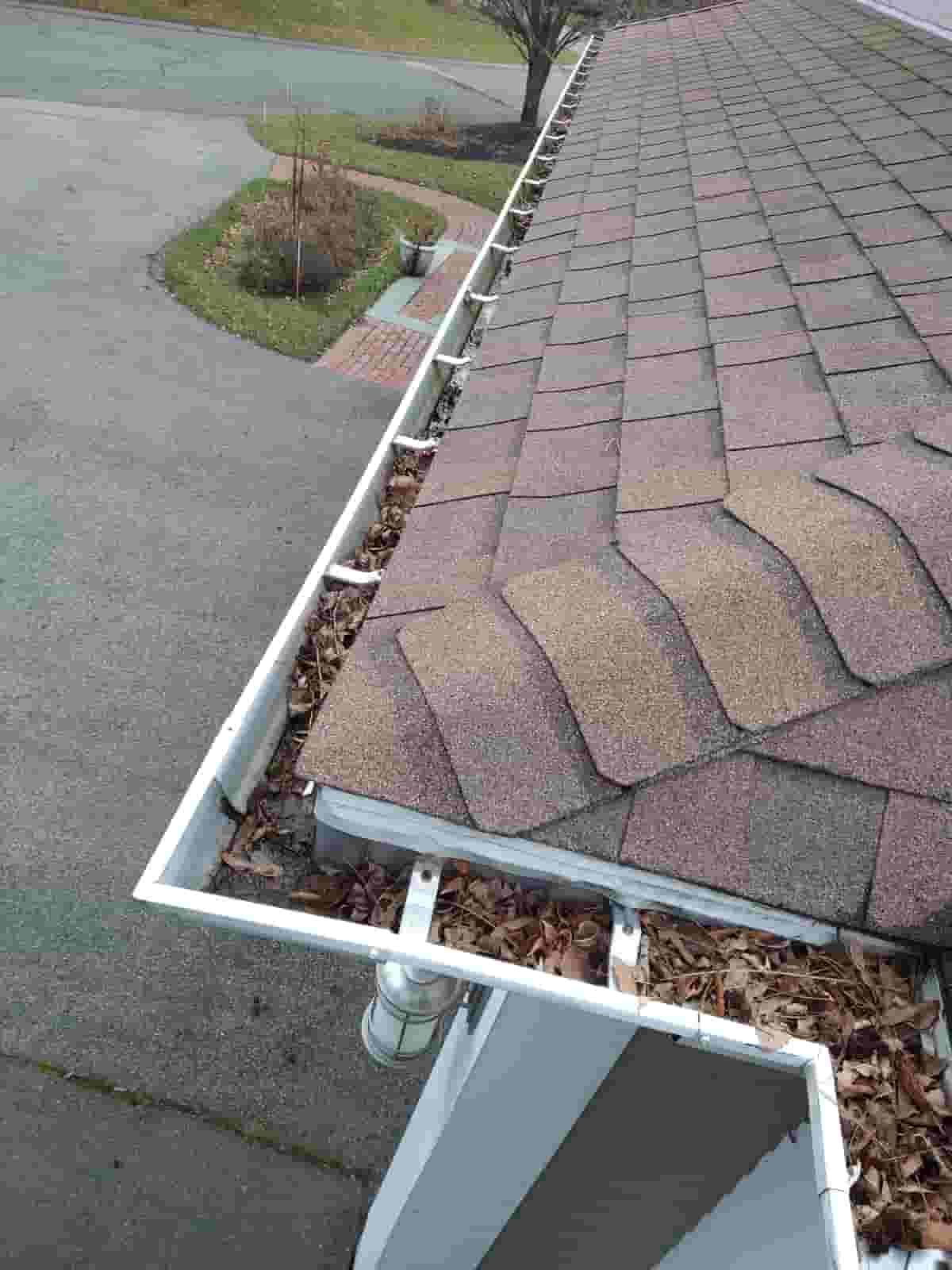 cleaning eaves of roof