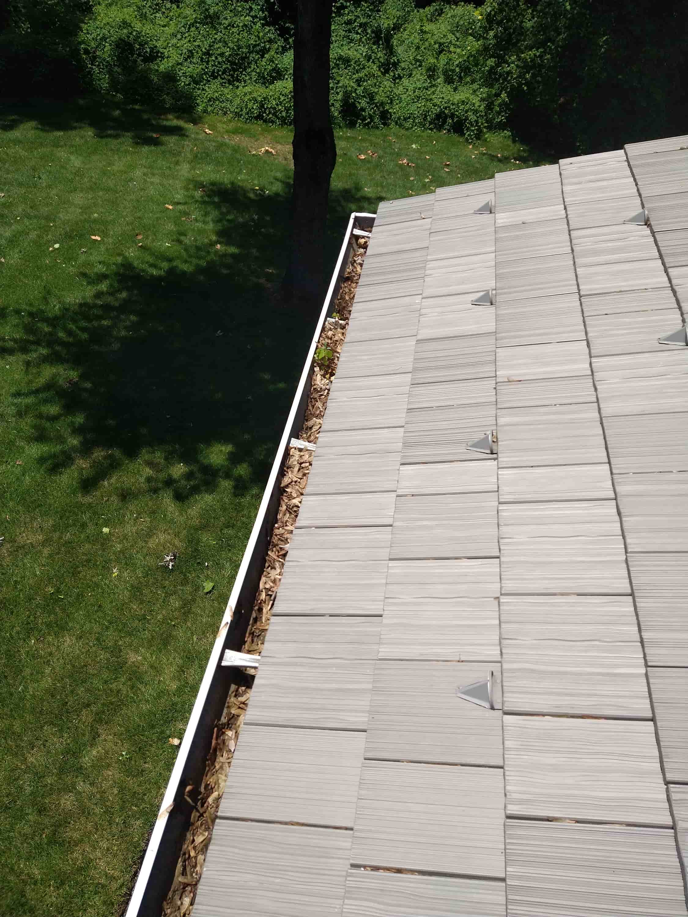 placing ladder against gutter