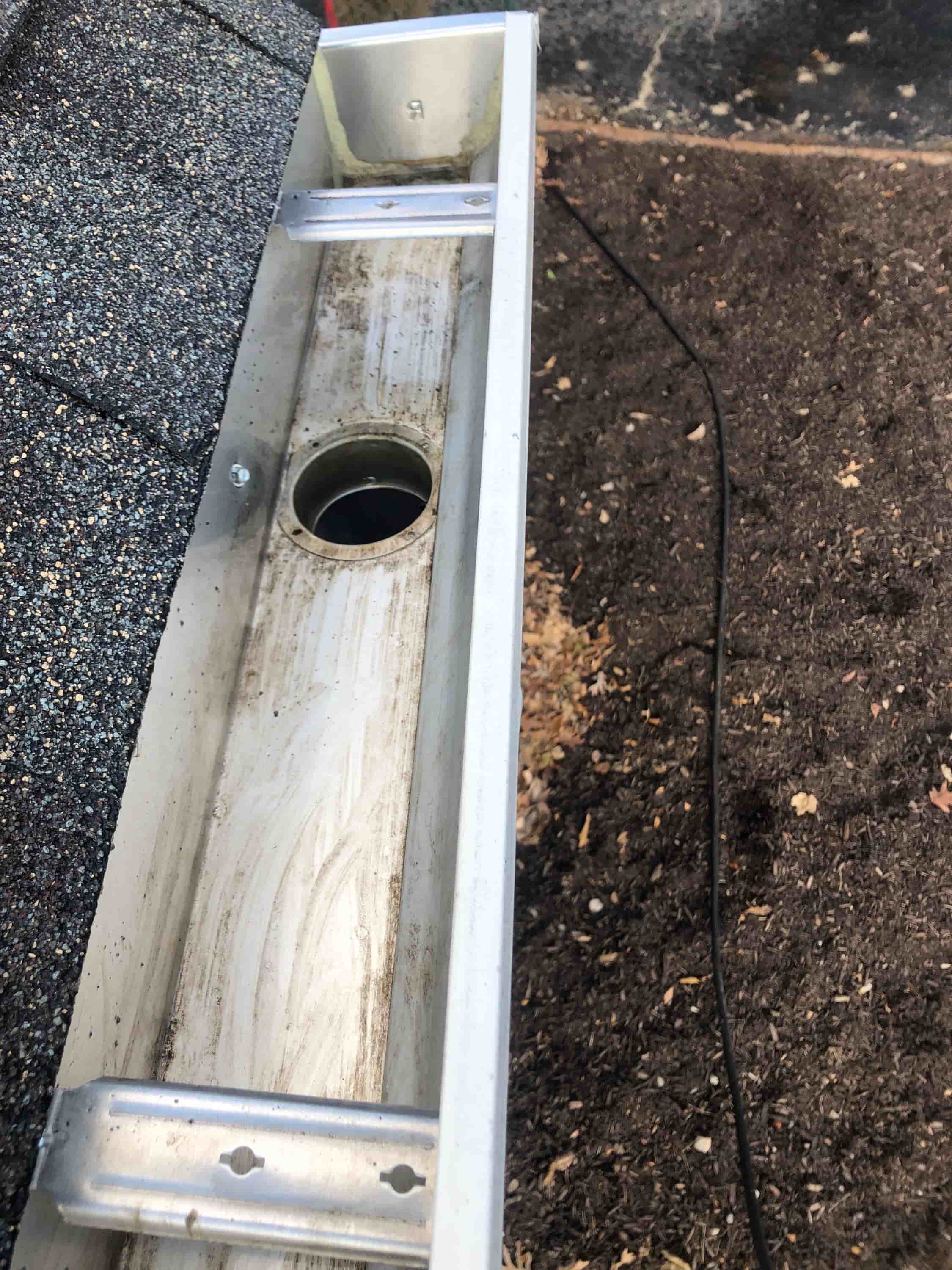 milwaukee gutter cleaning