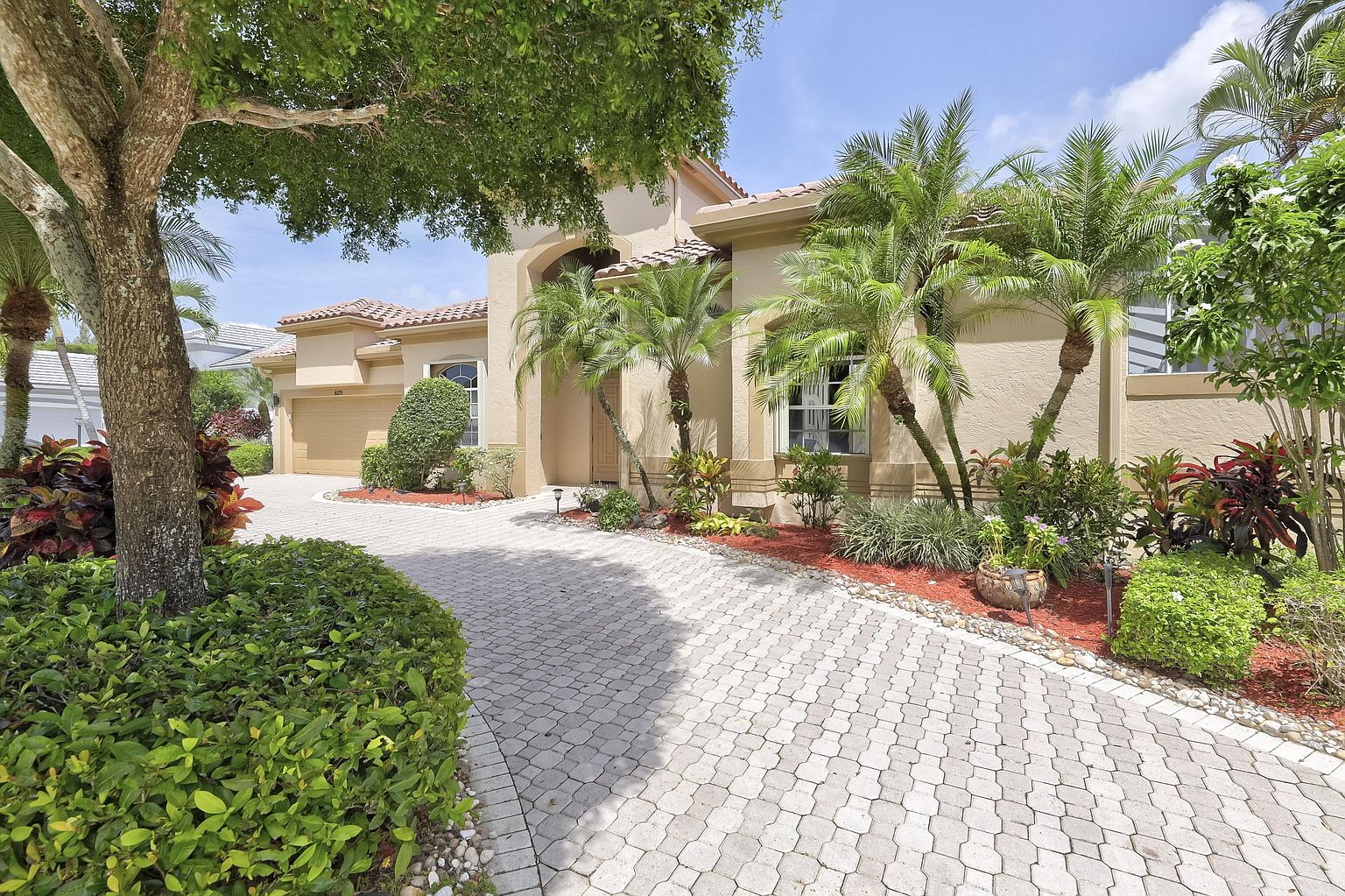 9 Homes with Spectacular Pools in South Florida - Haven Lifestyles, image size:1536x1023