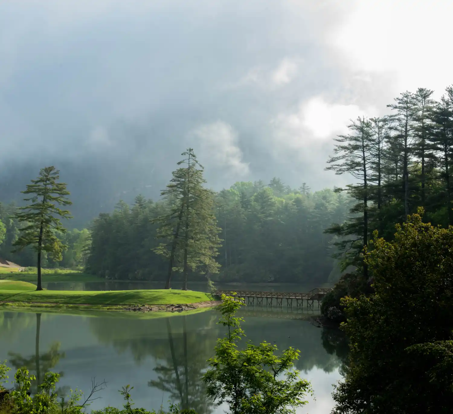 Hampton Lake and golf course on a foggy morning