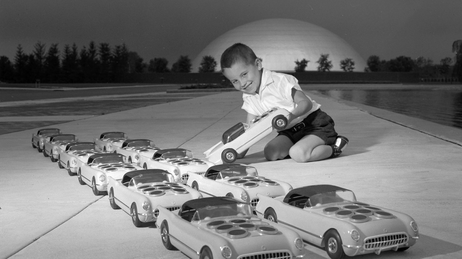General Motors engineer William G. Cobb introduced the Sunmobile, a miniature automobile powered by sunlight.