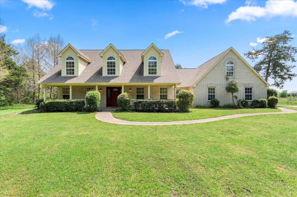 5 Distinctive Oklahoma and Texas Homes Offering Spacious Living and Unique Charm