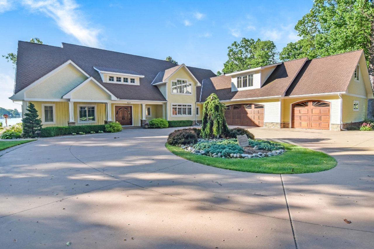 5 Michigan Residences Showcasing Luxury Living and Lakeside Elegance