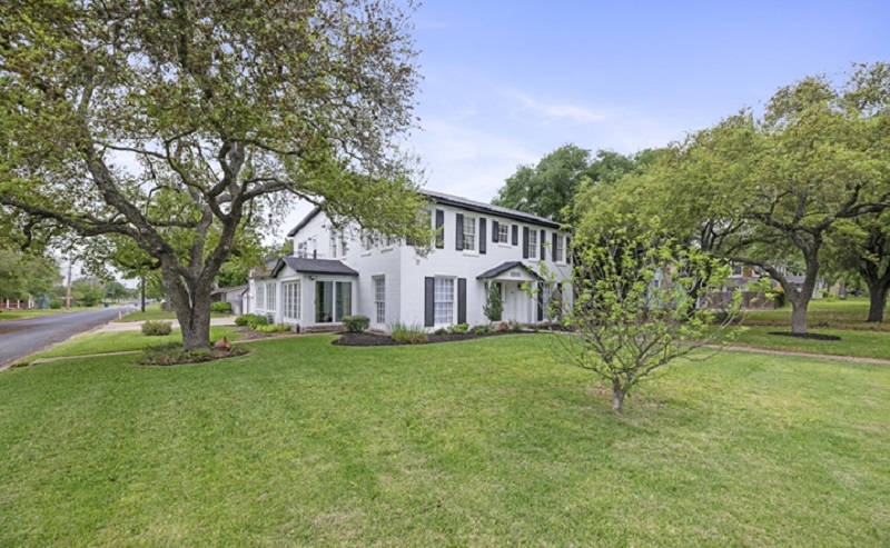 5 Texas Residential Gems Providing Distinctive Allure and Spacious Dwelling