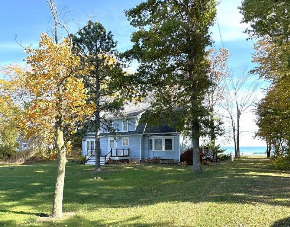 5 Michigan Homes Offering Serene Lakefront Living and Captivating Natural Views
