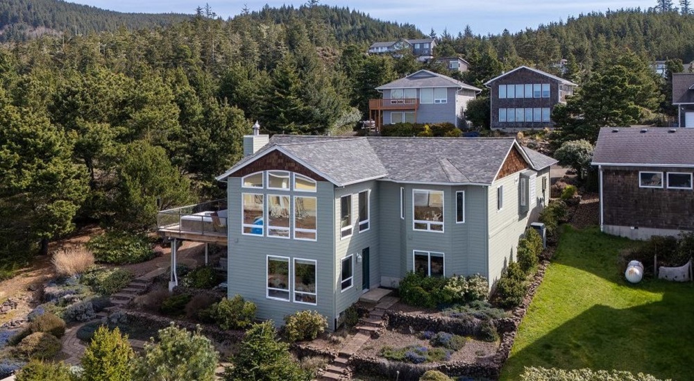 5 Upscale Homes in Oregon and Texas Blending Modern Design and Spacious Living