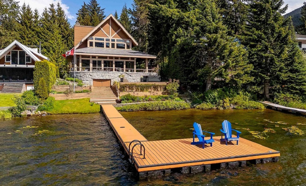 4 British Columbia Waterfront Residences Blending Natural Beauty and Modern Comfort
