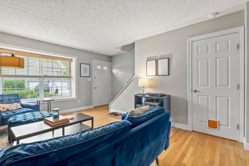 1211 Weybridge Rd