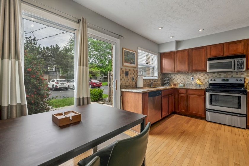1211 Weybridge Rd