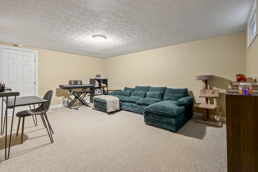 1211 Weybridge Rd