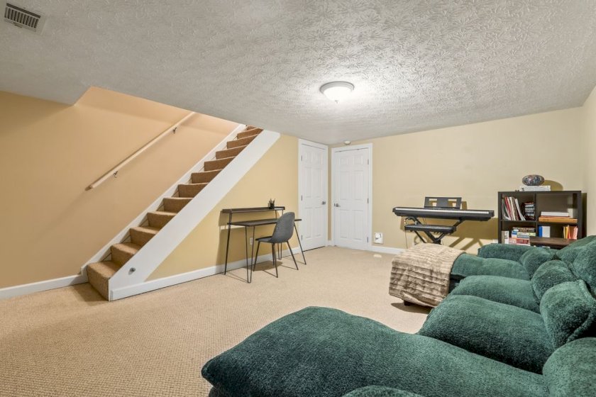 1211 Weybridge Rd