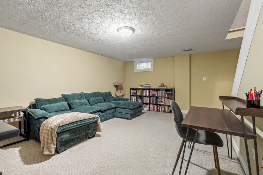 1211 Weybridge Rd