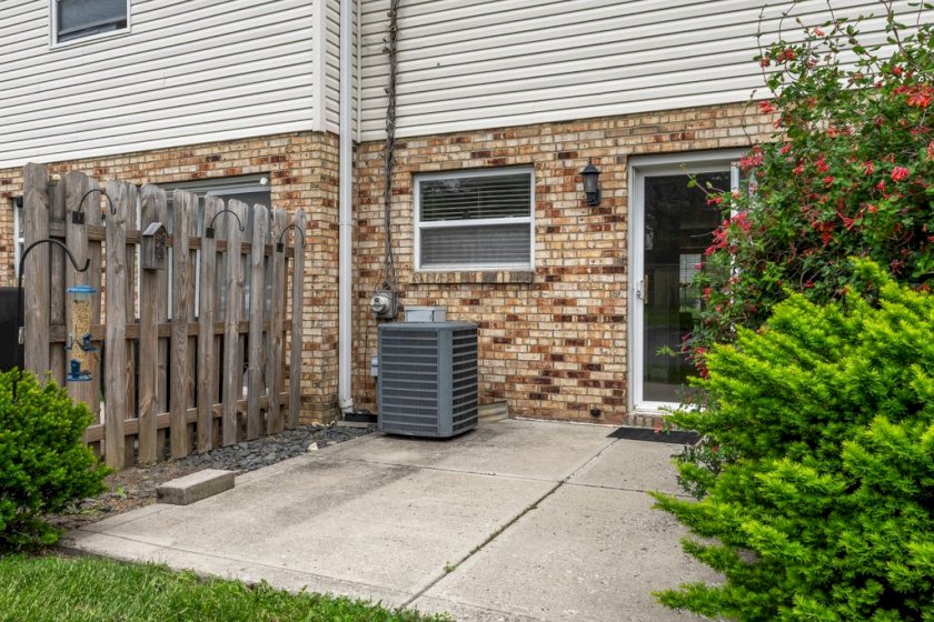 1211 Weybridge Rd