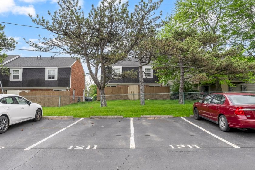 1211 Weybridge Rd