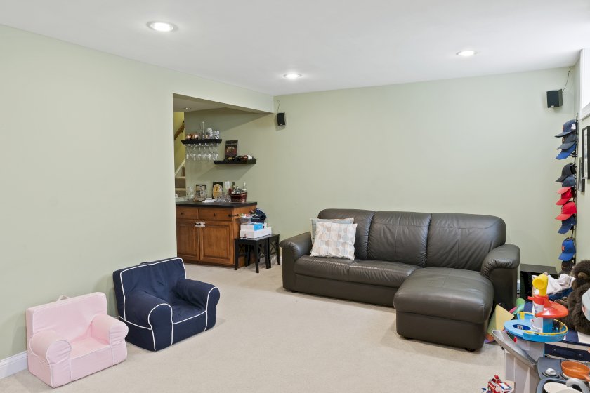 3935 EILEEN DR