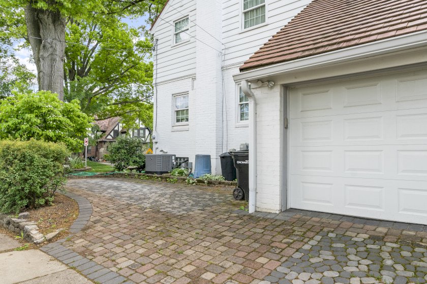 3935 EILEEN DR