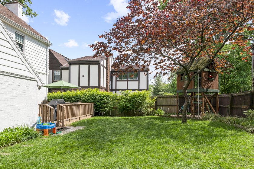 3935 EILEEN DR