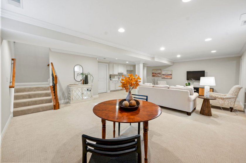 7437 Madeira Pines Dr