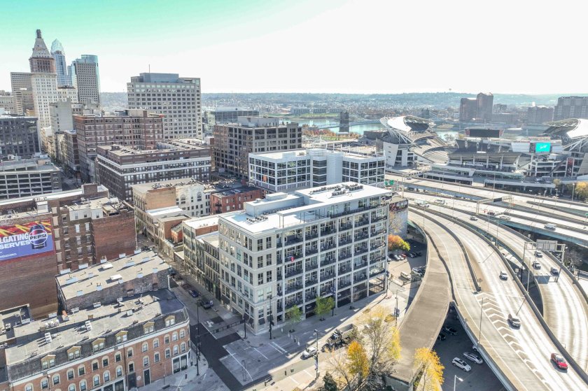 353 W 4th St Unit 305