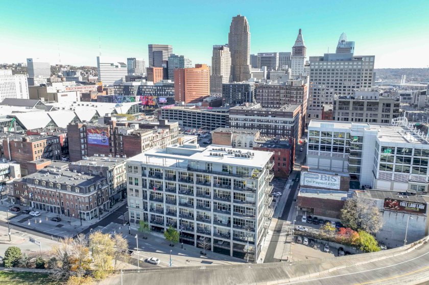 353 W 4th St Unit 305