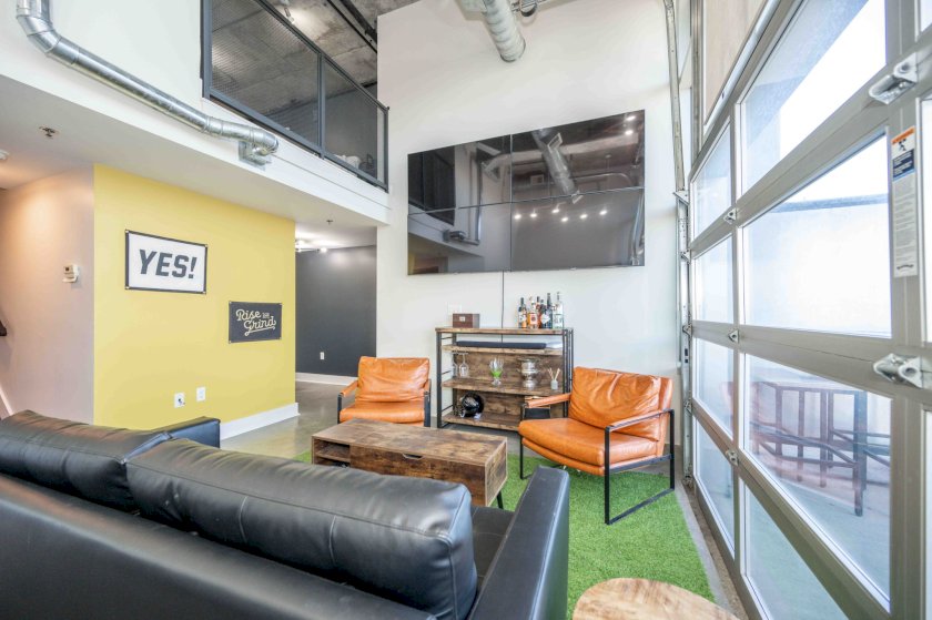 353 W 4th St Unit 305