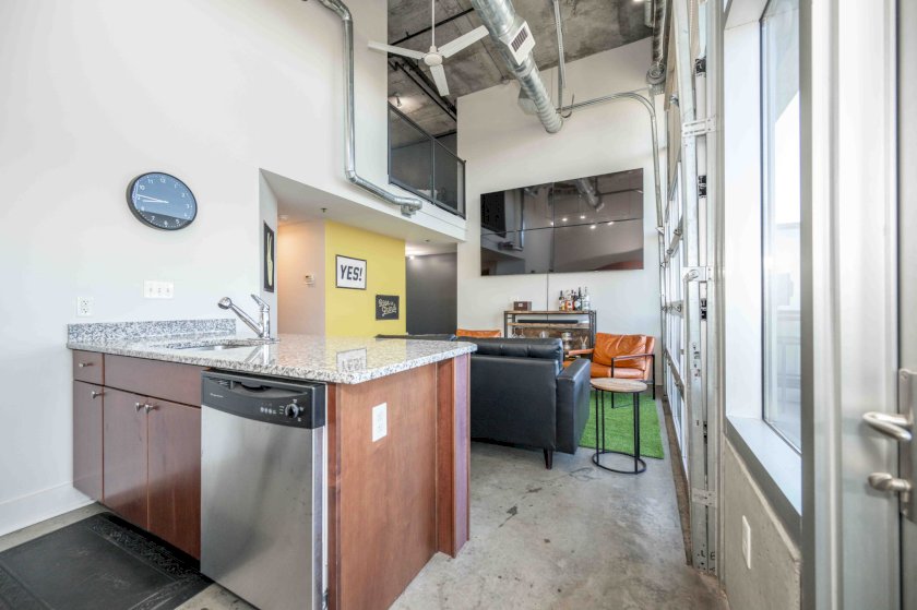 353 W 4th St Unit 305