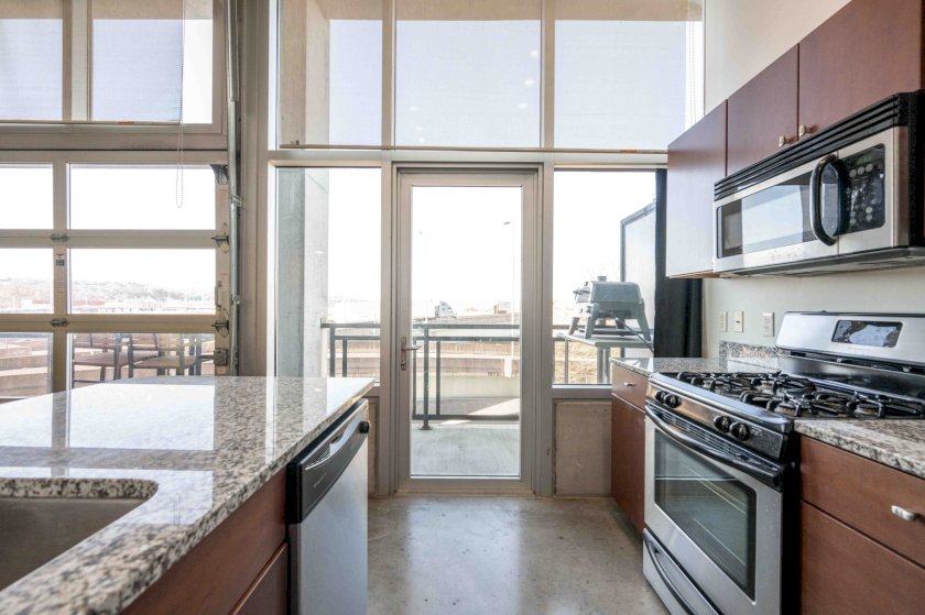 353 W 4th St Unit 305