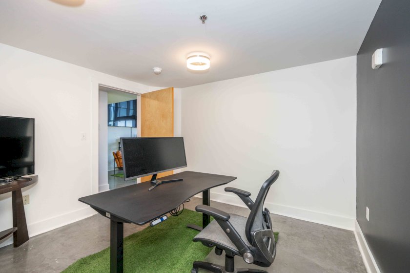 353 W 4th St Unit 305