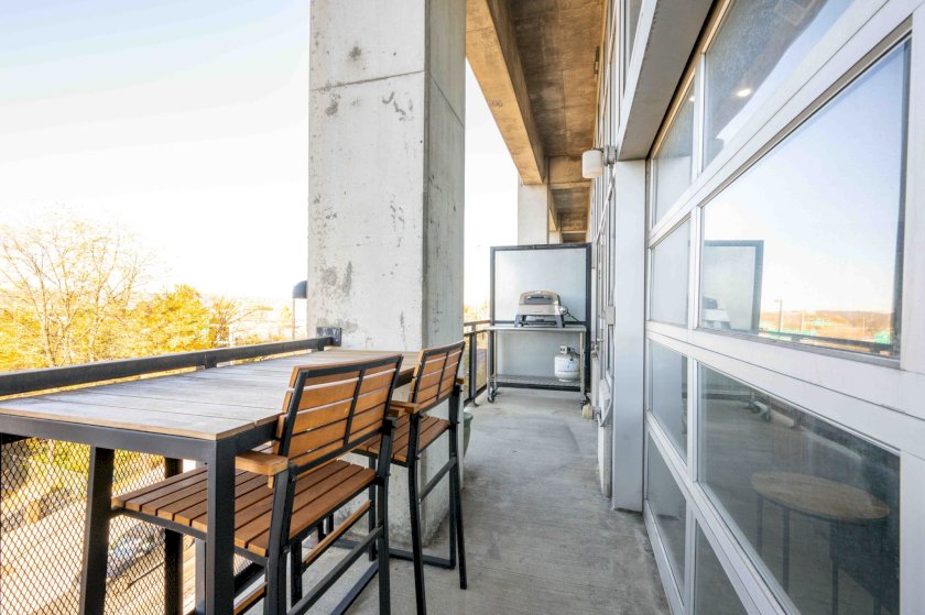 353 W 4th St Unit 305