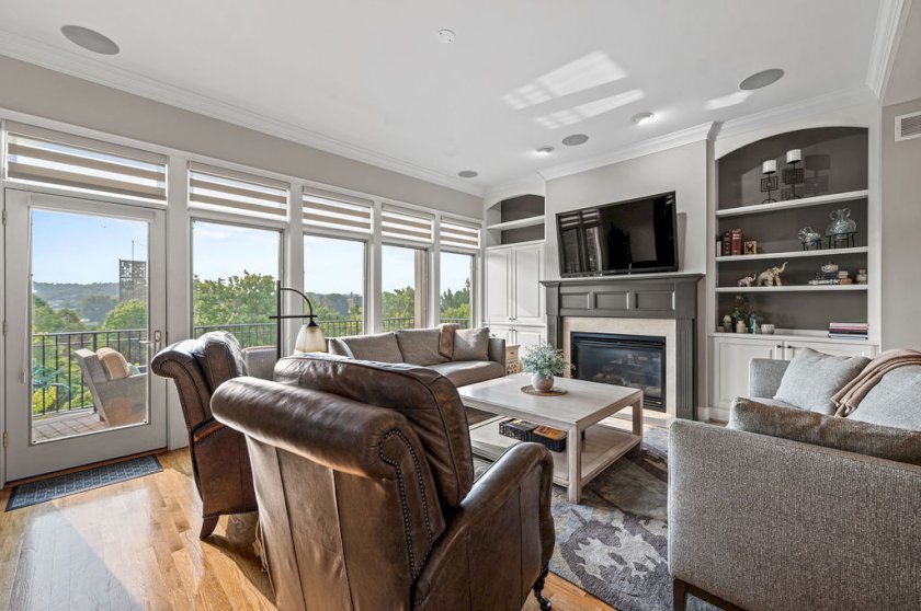 1464 Riverside Dr