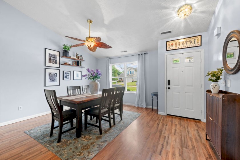 690 Bluebird Ln