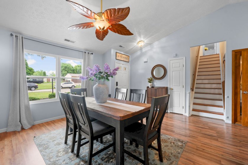 690 Bluebird Ln