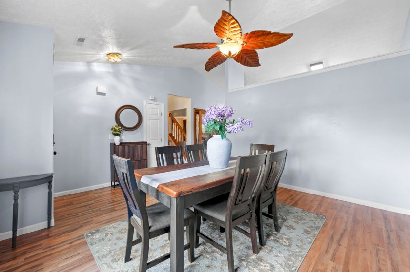690 Bluebird Ln
