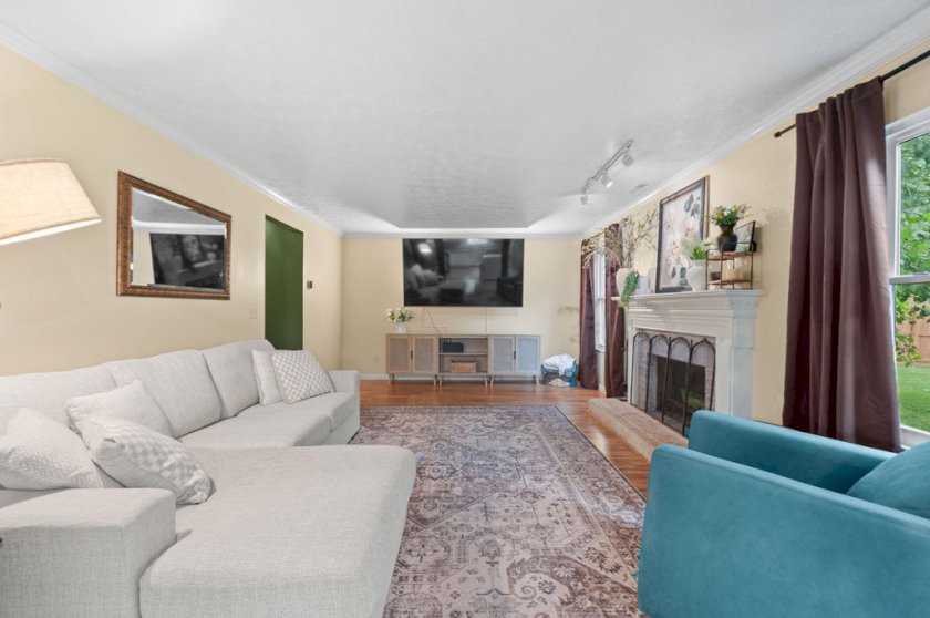 690 Bluebird Ln