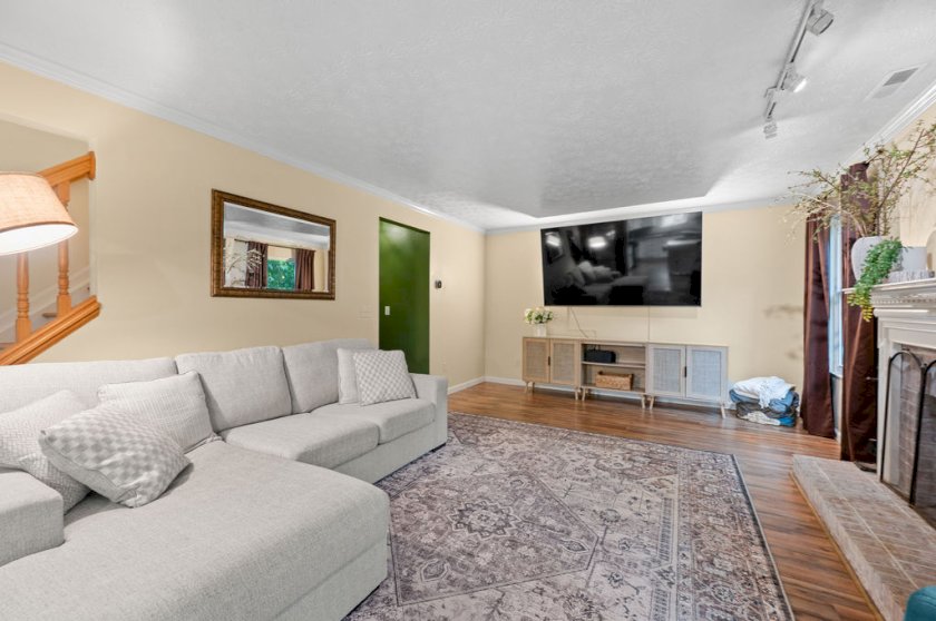 690 Bluebird Ln