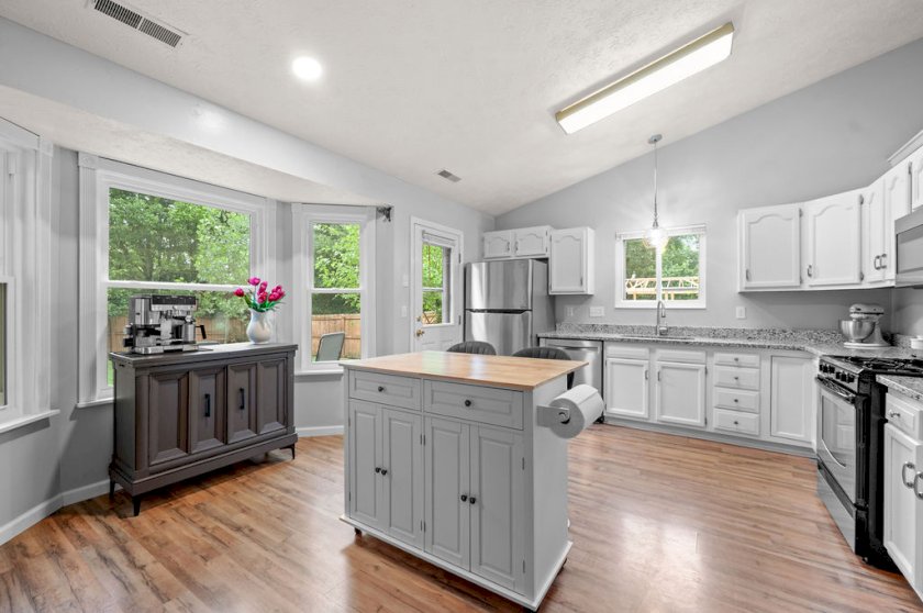 690 Bluebird Ln