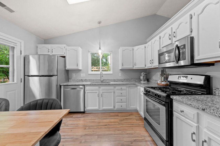 690 Bluebird Ln