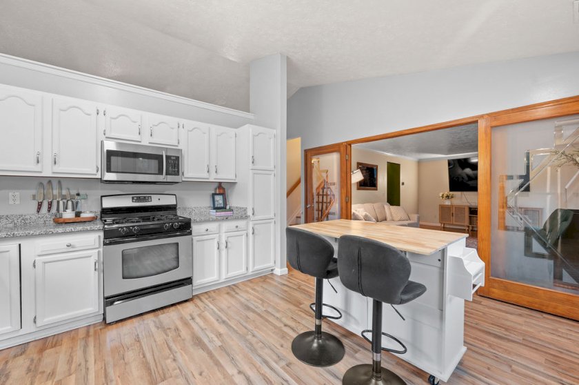 690 Bluebird Ln