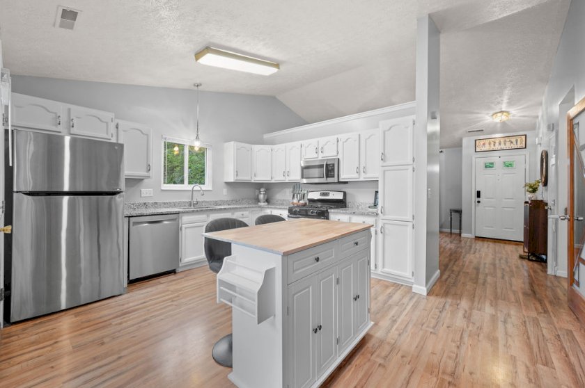 690 Bluebird Ln