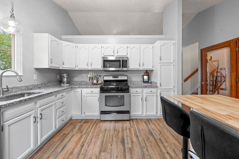 690 Bluebird Ln
